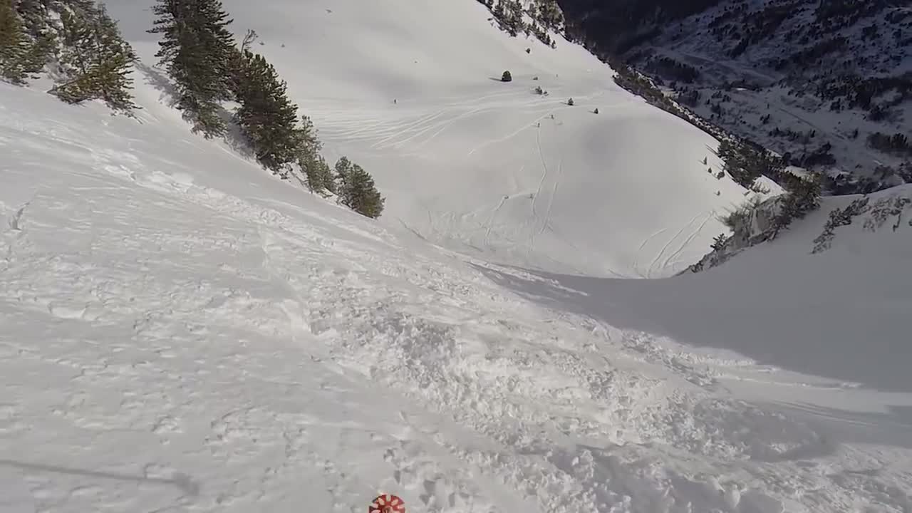 Un skieur sauve une skieuse coincée dans la neige