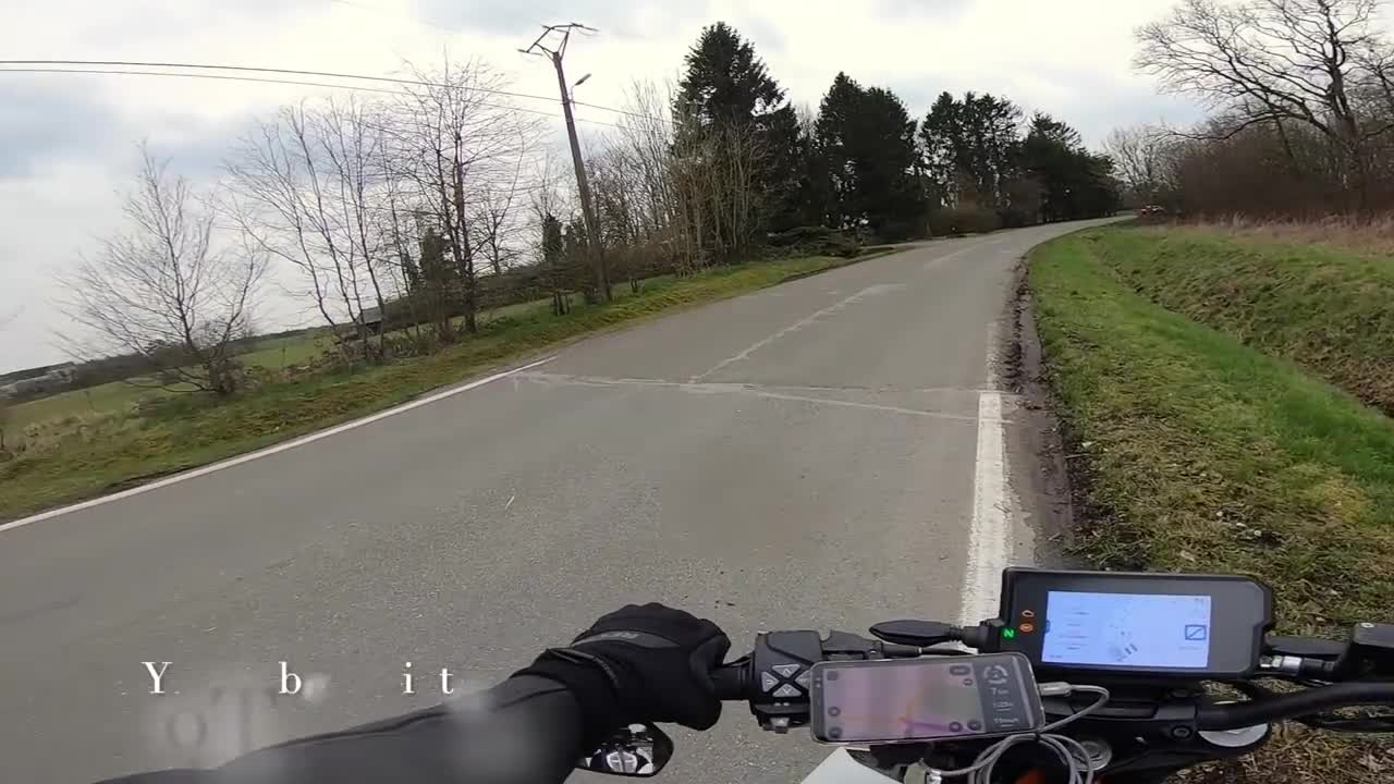 Un motard croise d’autres motards à contresens (Belgique)