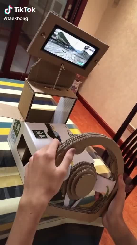 Un simulateur de voiture de course, en carton