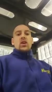 Un employé filme les stocks de papier toilette de son supermarché (Pays-Bas)