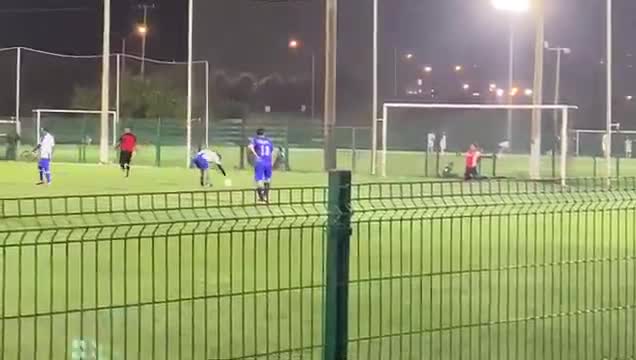 Un gardien arrête un penalty en étant dos au ballon