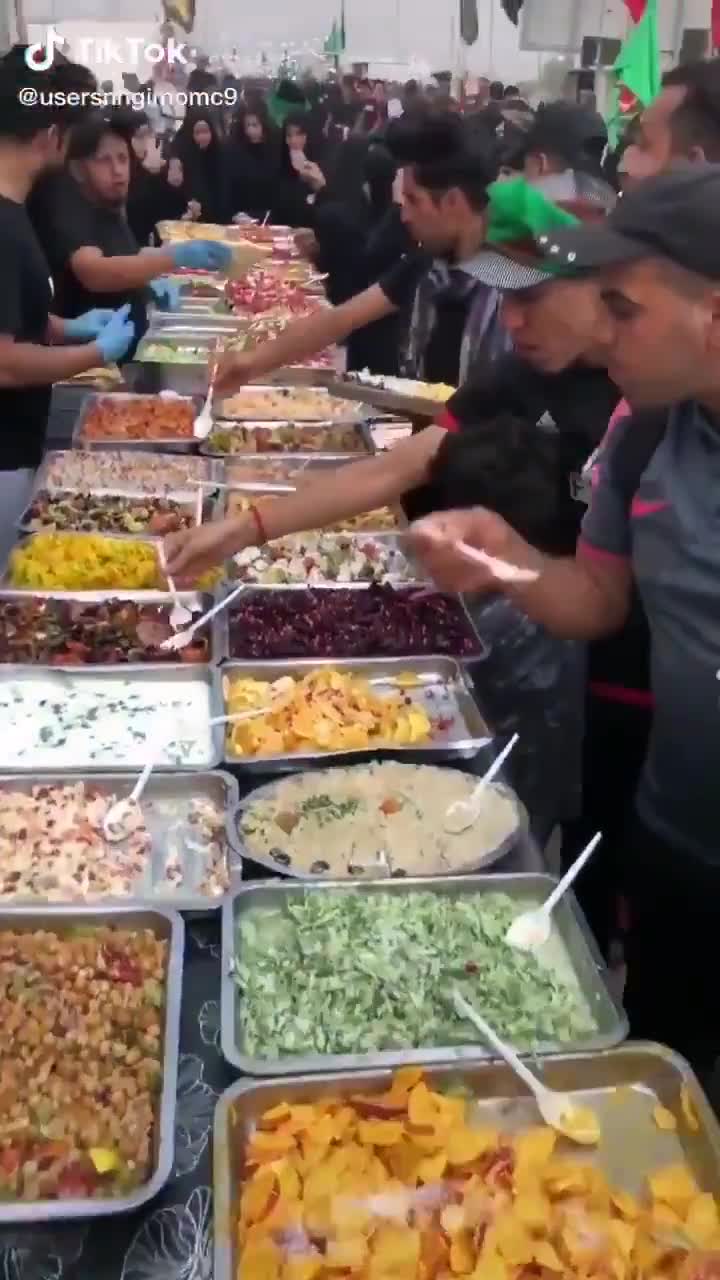 Un marché où tout le monde mange avec les mêmes cuillères (Iran)
