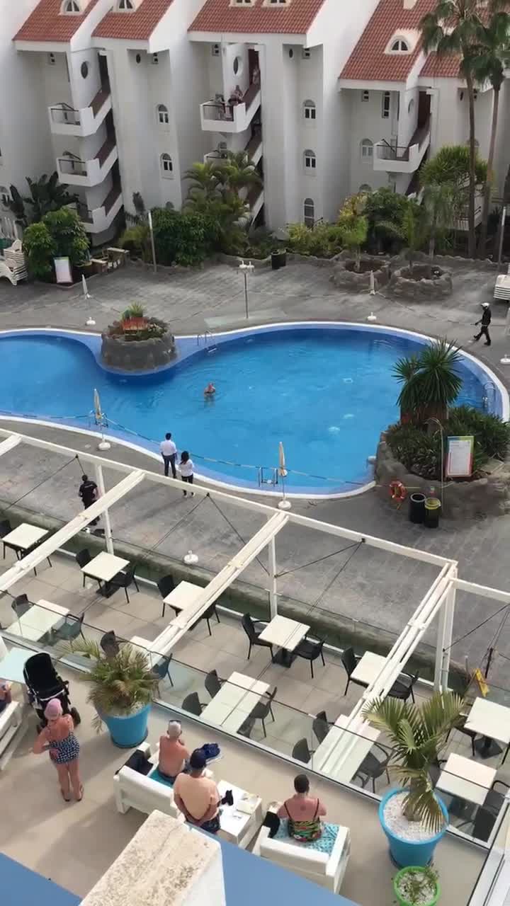Une touriste anglaise se fait arrĂŞter dans une piscine (Tenerife)