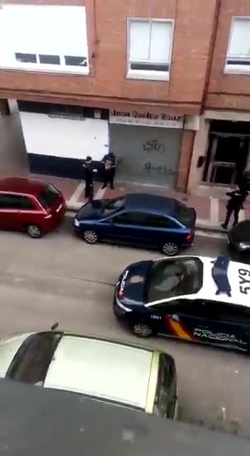 La police espagnole distribue des gifles aux gens qui ne respectent pas le confinement