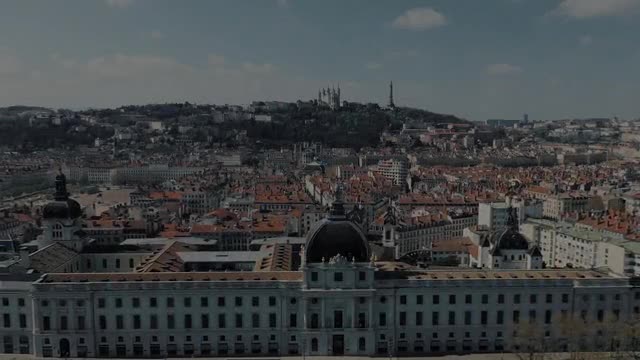 Un drone survole Lyon pendant le confinement