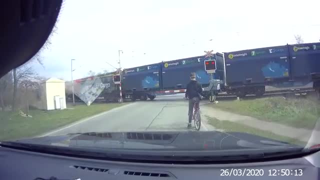 Un jeune à vélo frôle le drame à un passage à niveau