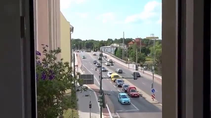 Un automobiliste fait le malin avec un camion de pompier