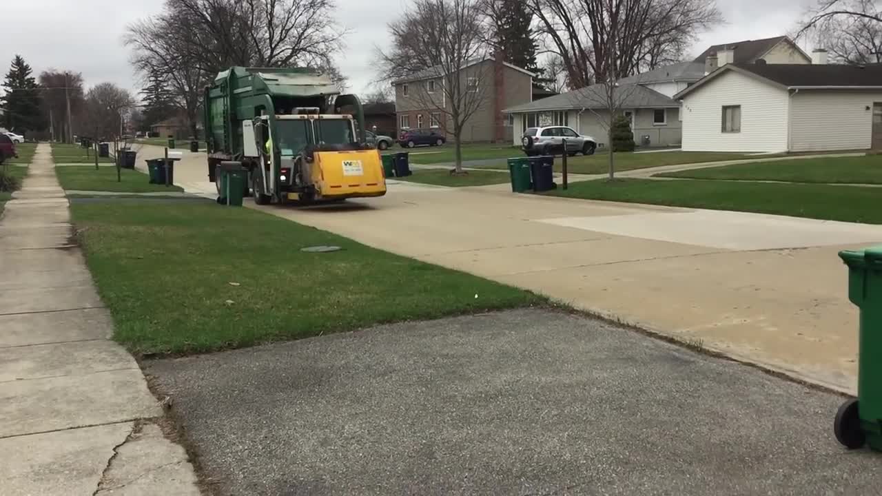 Suite à une fuite hydraulique, un camion poubelle prend feu