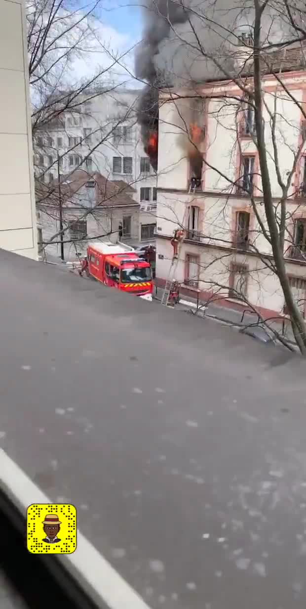 Courbevoie : des pompiers sauvent une femme bloquée dans un appartement en feu