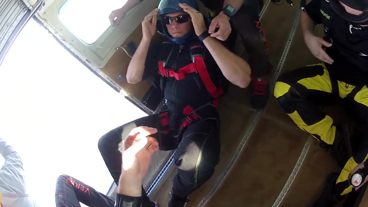 A 3000 mètres d'attitude, un parachutiste se fait percuter par un autre parachutiste
