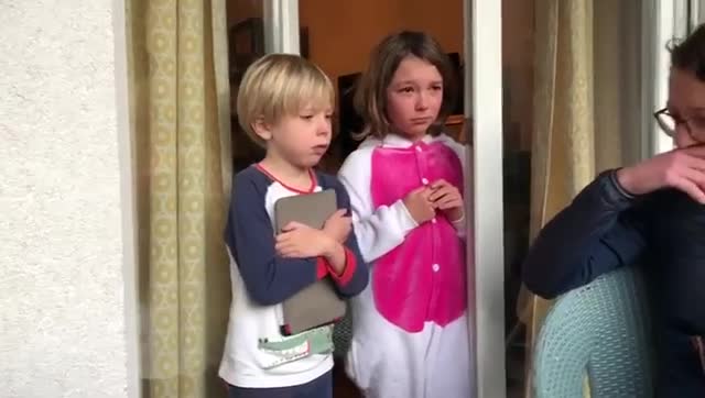 Une mère fait une bonne blague à ses enfants pour le 1er avril (Confinement)