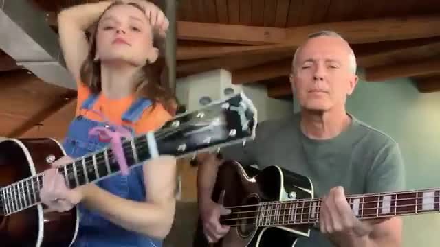 Curt Smith chante &quot;Mad World&quot; avec sa fille