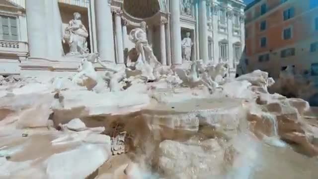 La beauté de Rome et la fontaine de Trevi pendant le confinement