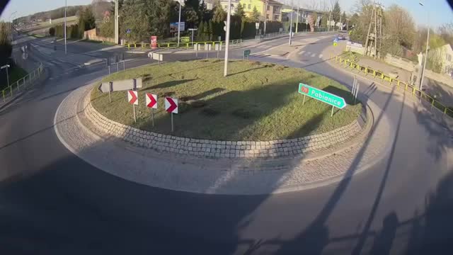 Une voiture s'envole sur un rond point