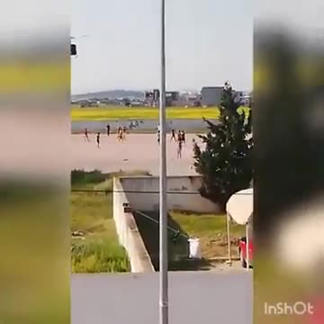 Un hélicoptère arrête un match de foot (confinement)