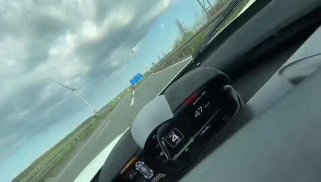 Il profite du confinement pour rouler à 370 km/h avec sa Ferrari