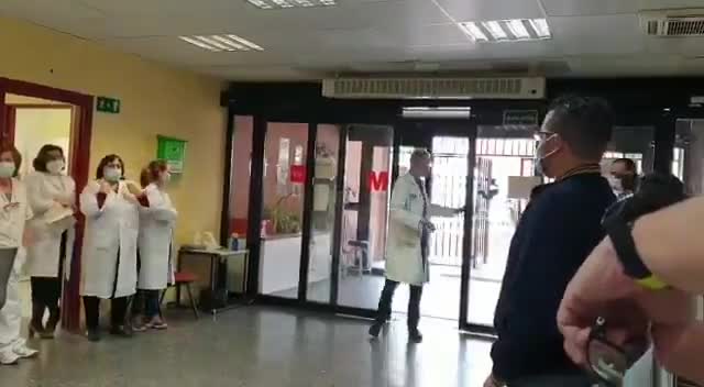 Le personnel d'un hôpital fait une surprise à un chauffeur de taxi qui transporte des malades gratuitement depuis le début du confinement (Espagne)