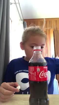 Une gamine teste le Coca + Mentos