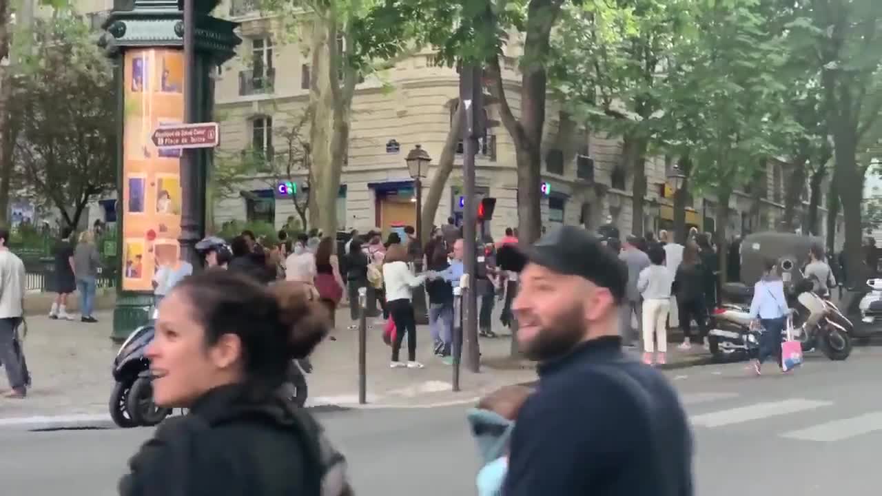 En plein confinement, des voisins s'organisent une fête en pleine rue (Paris 18ème)