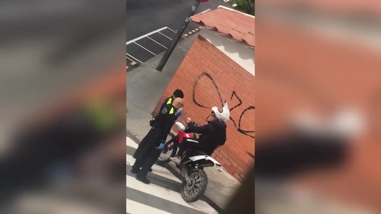 Un motard qui n'a pas respecté le confinement se fait corriger par des policiers (Espagne)
