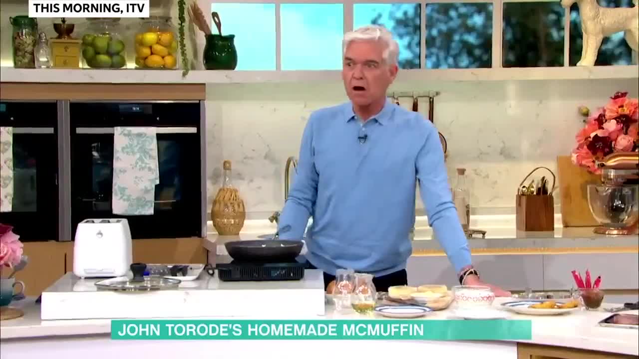 Involontairement, un chef cuisinier met le feu Ă son torchon