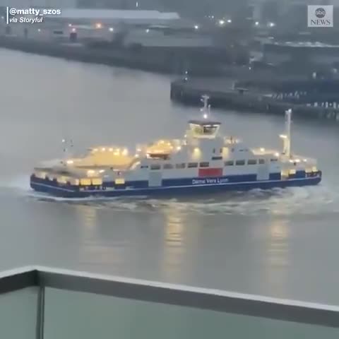 Un ferry fait des donuts (Londres)