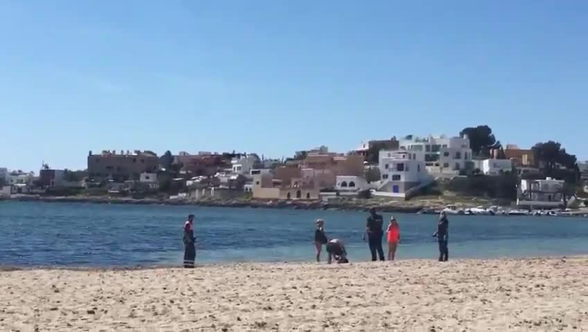 Un couple respecte pas le confinement et en vient aux mains avec des policiers (Ibiza)