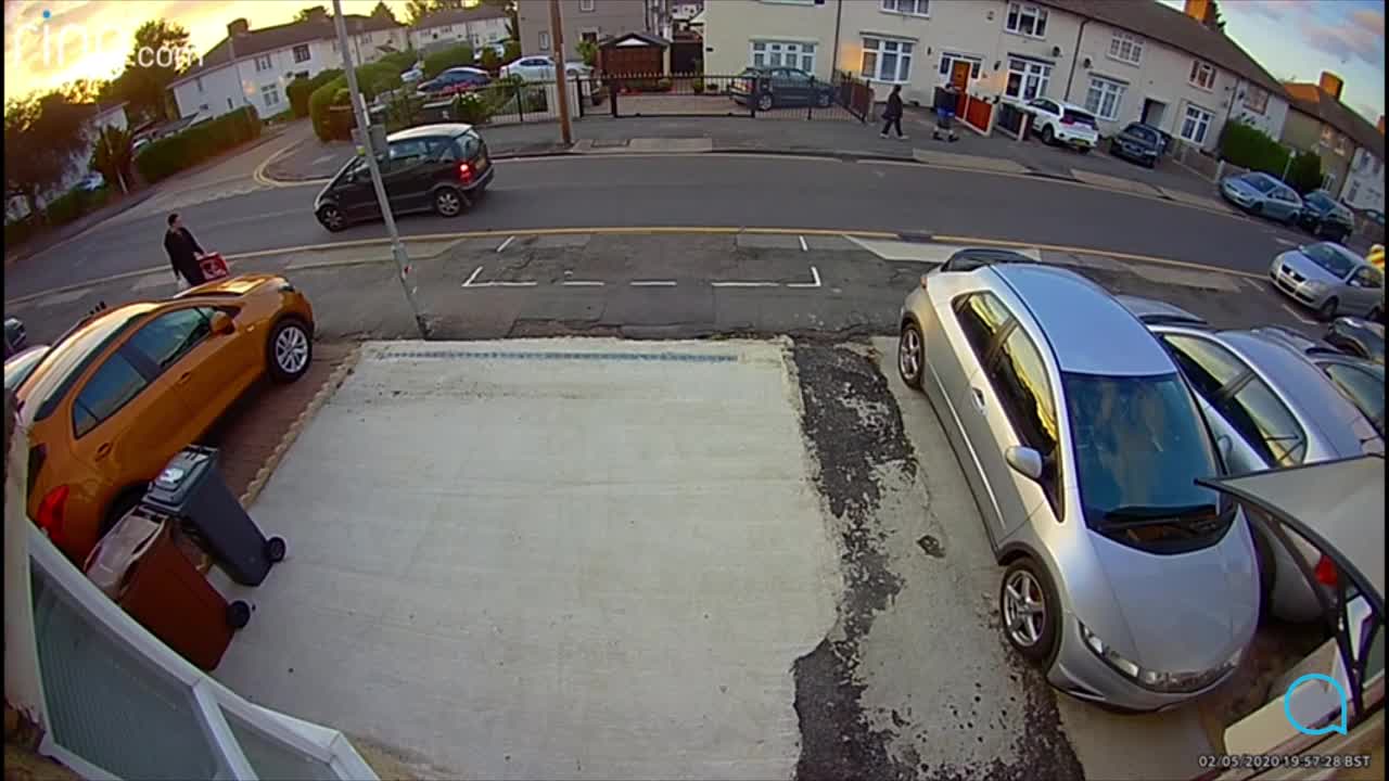 Un passant évite une voiture qui fait des tonneaux