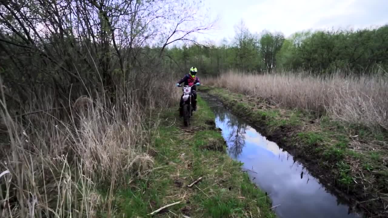 Un agriculteur se venge d'un motard qui fout le bordel dans sa propriété (Pologne)