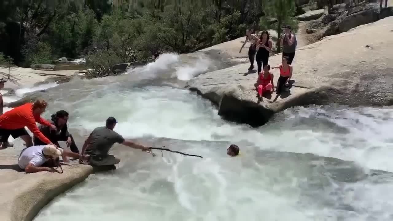 Un touriste se retrouve piégé dans un torrent