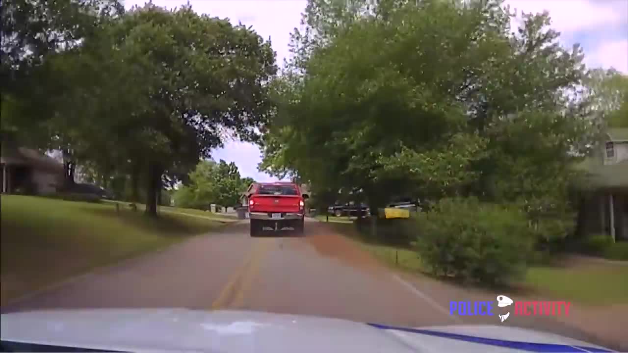 Une femme percute volontairement une voiture de police lors d'une course poursuite