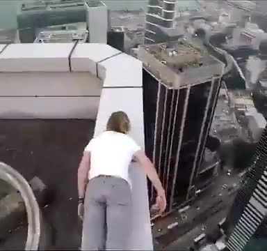 Il fait du skate sur le toit d’un gratte-ciel
