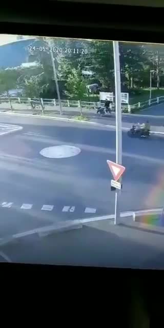 Bourré, un homme en scooter tombe juste devant un commissariat