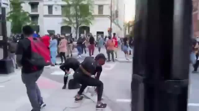 Des manifestants livrent un casseur à la police