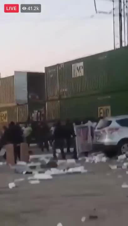 Des pilleurs attaquent un train en marche