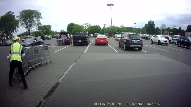 Un employé de supermarché se fait victimiser par des chariots