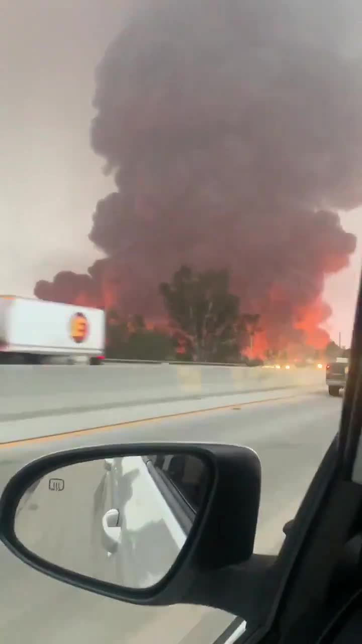 Un énorme incendie ravage un entrepôt d'Amazon (Californie)