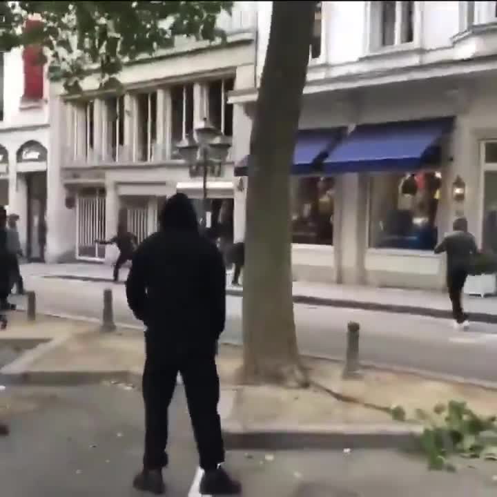 Des casseurs à Bruxelles lors de la manifestation BLM