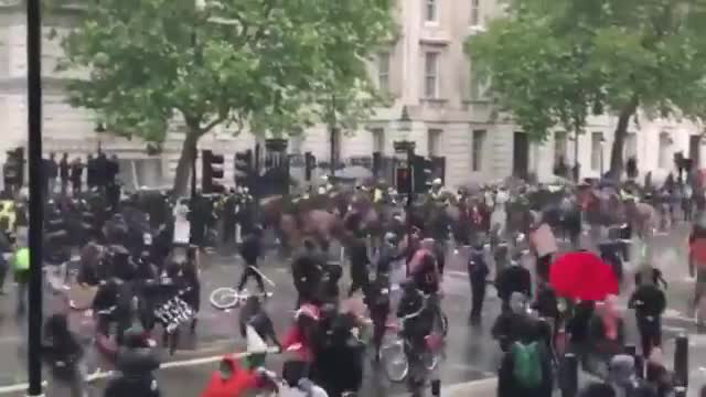 Un policier à cheval percute un feu tricolore