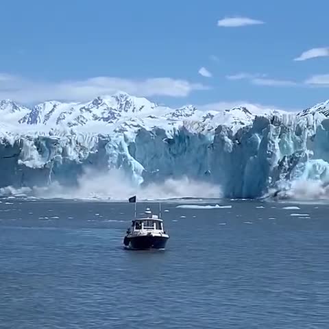Un énorme glacier sort de l'eau (Columbia)