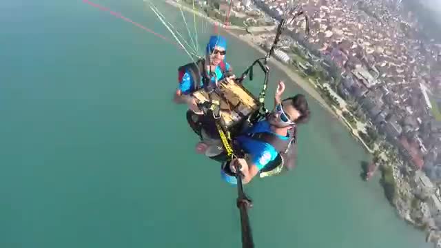 Ils jouent au backgammon sur un parapente