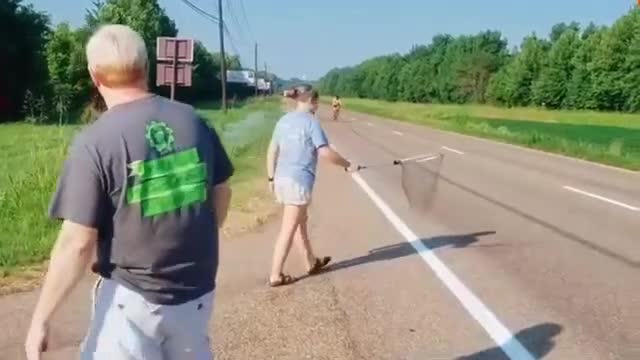 Une écologiste récupère les bouteilles d’eau des cyclistes mais ça tourne mal