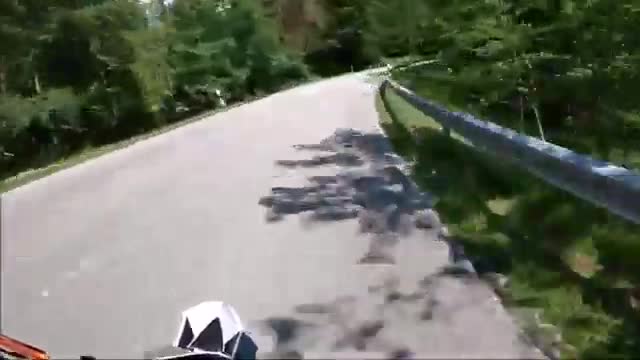 Un motard freine juste Ă temps mais ce ne sera pas suffisant