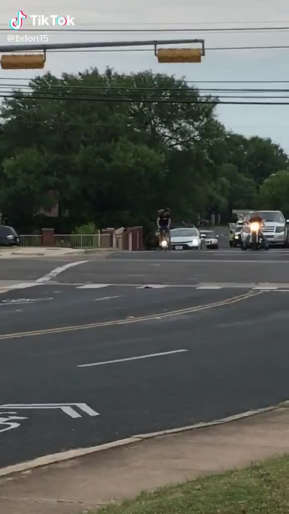 Un cycliste pète un cable face à des motards bruyants