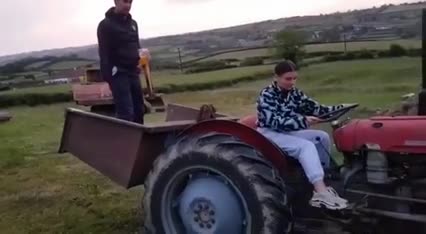 La soeur de Régis conduit un tracteur