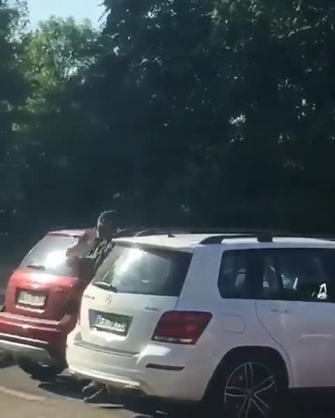 Pour le fun, il défonce des voitures sur un parking