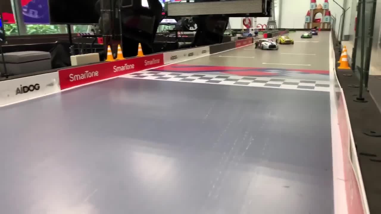 Une course de voitures RC, depuis des écrans