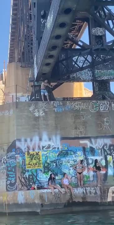 Régis se prend pour Tarzan sous un pont