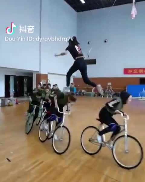 Une fille court sur des cyclistes