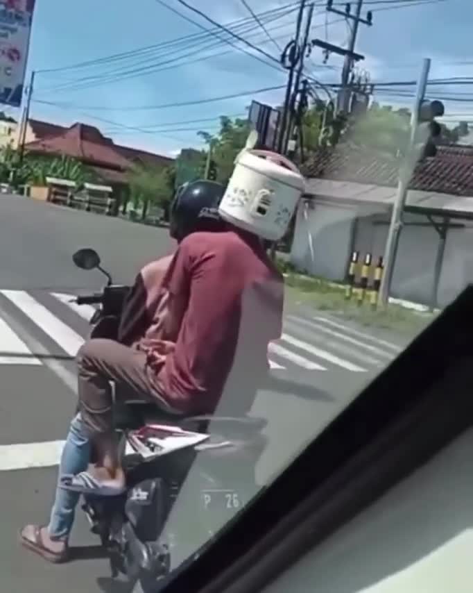 Il utilise un auto-cuiseur à la place d’un casque